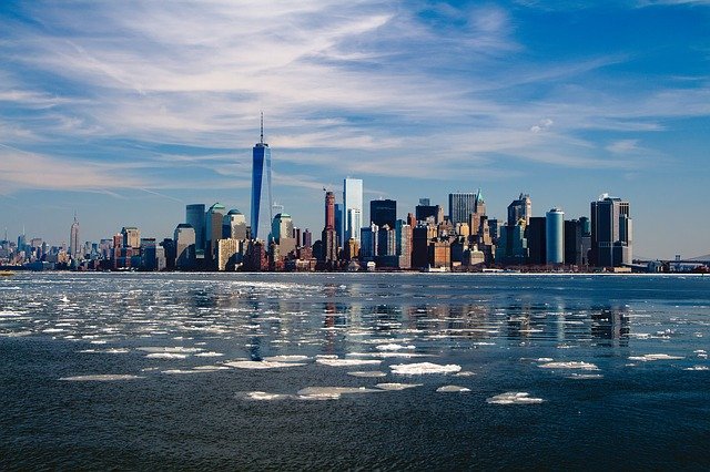 Skyline von New York vom Wasser aus gesehen