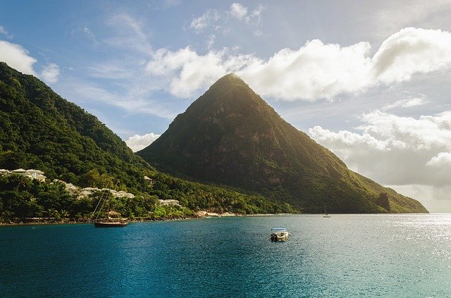 Tropische Insel mit überwuchertem Berg,