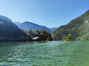 Bootshütten auf dem Königssee am Anfangspunkt in Schönau